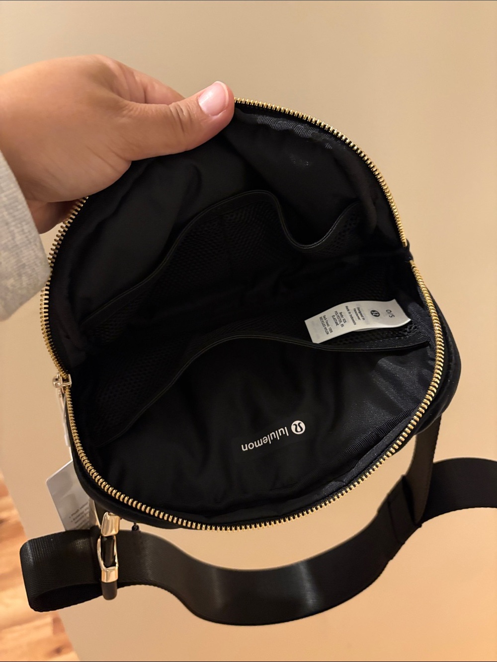 NWT Velvet Lululemon Black Everywhere Belt Bag Velour 1L Gold Hardware - Picture 6 of 6
